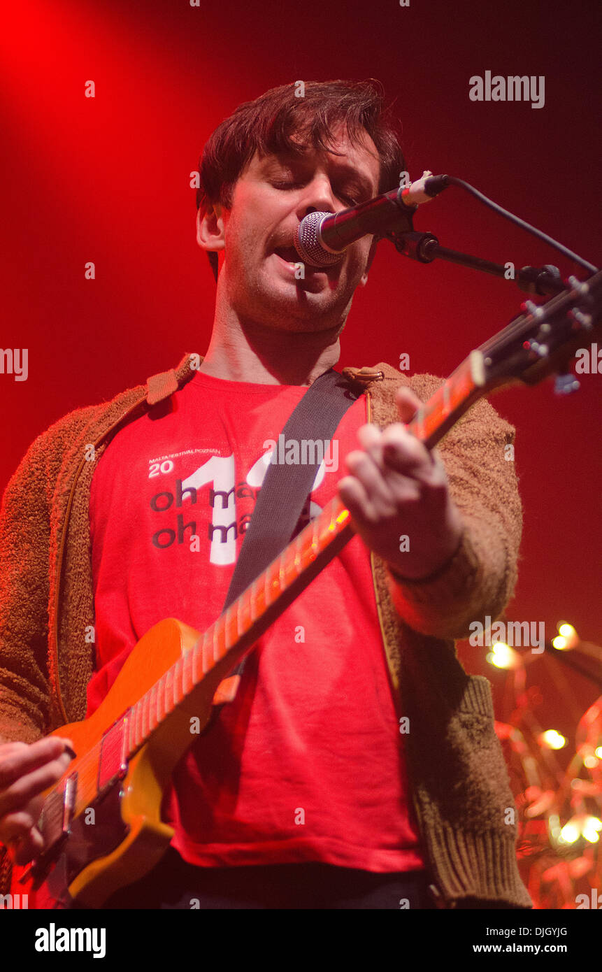 Newcastle, UK. 27. November 2013.  Jan Scott Wilkinson der British Sea Power führt auf der Bühne der O2 Academy Newcastle. Bildnachweis: Thomas Jackson/Alamy Live-Nachrichten Stockfoto