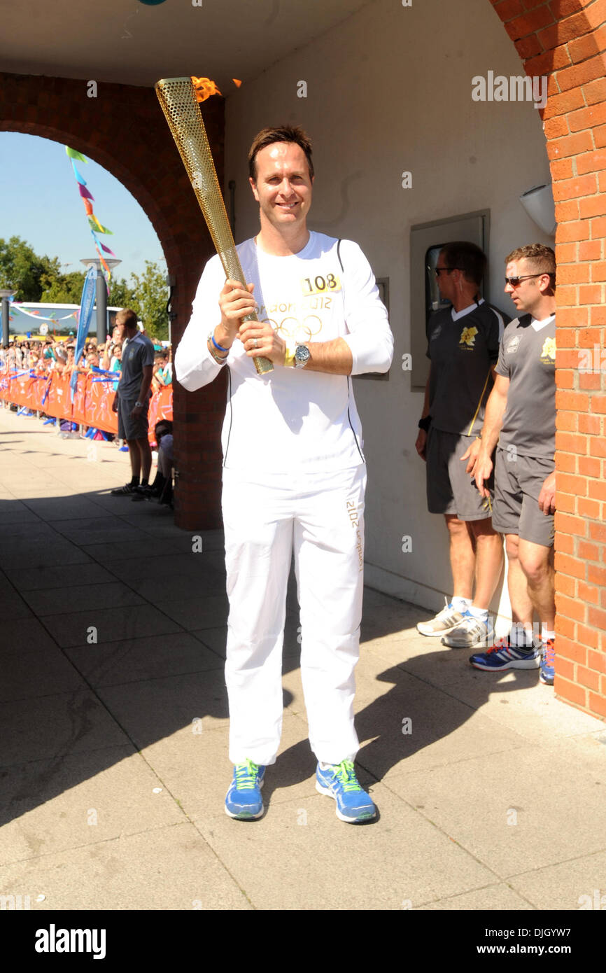 Die Olympische Flamme erfolgt durch Michael Vaughan durch Hillingdon im Rahmen der Olympic Torch Relay London, England - 24.07.12 Stockfoto