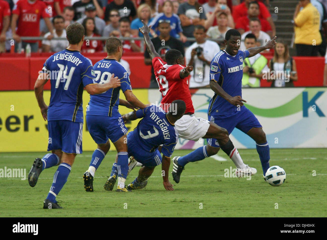 25. Juli 2010: die defensive Einheit der Assistenten, war zuviel für United, als Manchester United 2: 1 während ihrer Tour 2010 am Arrowhead Stadium, Kansas City, Missouri, Kansas City Wizards geschlagen... Obligatorische Credit: Tyson Hofsommer / Southcreek Global (Kredit-Bild: © Tyson Hofsommer/Southcreek Global/ZUMApress.com) Stockfoto