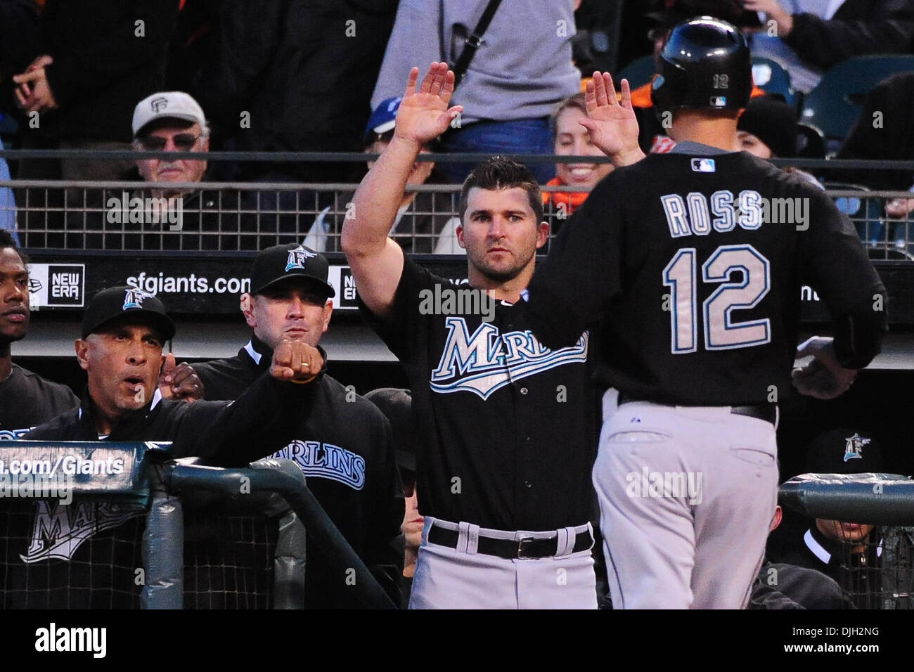 San Francisco, CA: Florida Marlins Dan Uggla (6) gratuliert Cody Ross (12) nach seinen Home Run. Die San Francisco Giants gewann das Spiel 6-4. (Kredit-Bild: © Charles Herskowitz/Southcreek Global/ZUMApress.com) Stockfoto