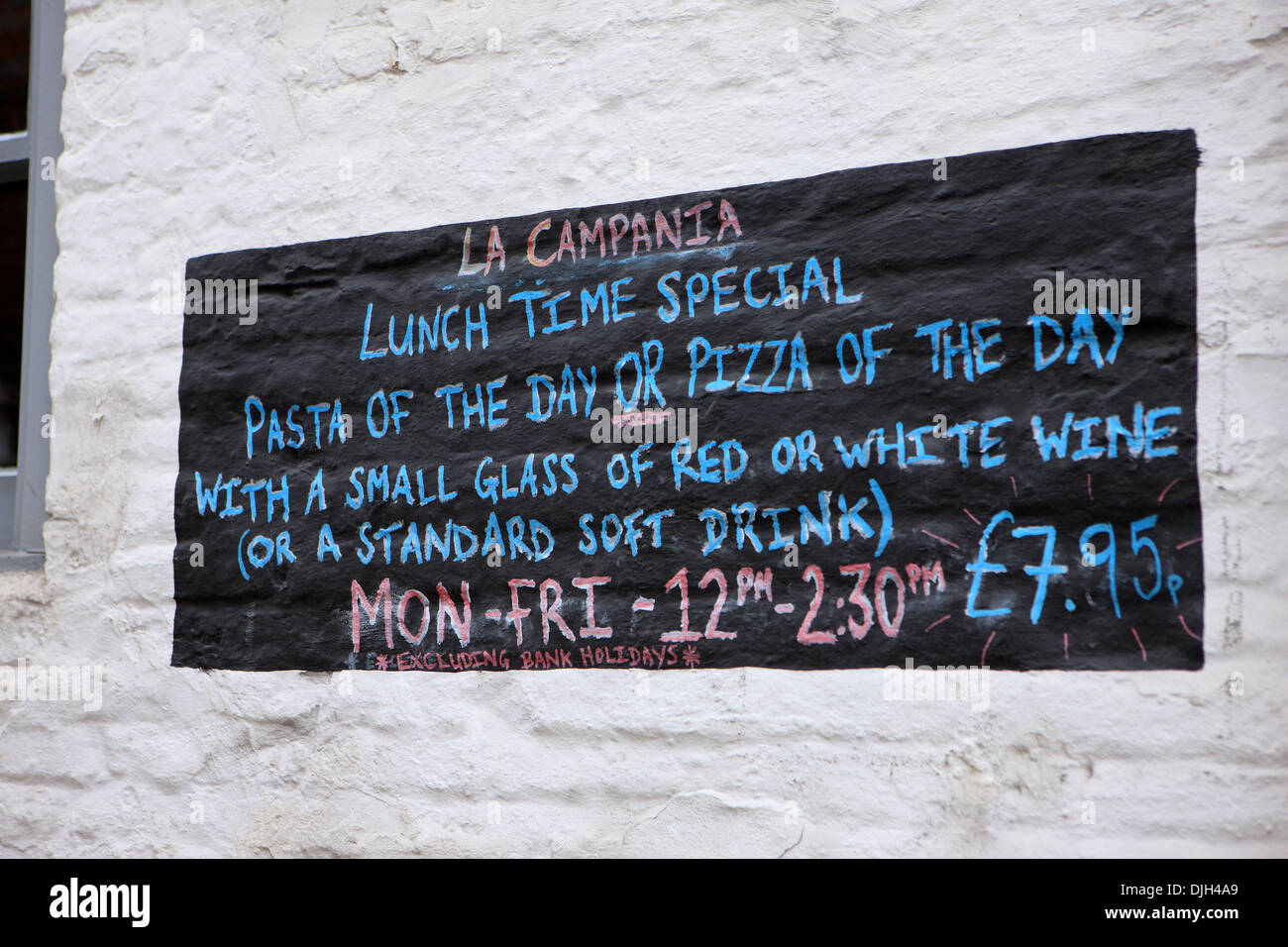 Menü an der Wand außerhalb La Campania italienisches Restaurant in der historischen Stadt Arundel in England Stockfoto