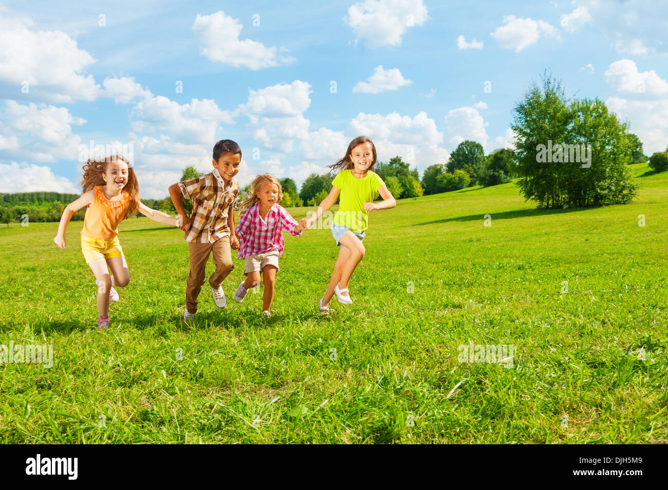 Kinder laufen im Park zusammen 6 und 7 Jahre alt, Vielfalt, die auf der Suche, jungen und Mädchen zusammen laufen Stockfoto