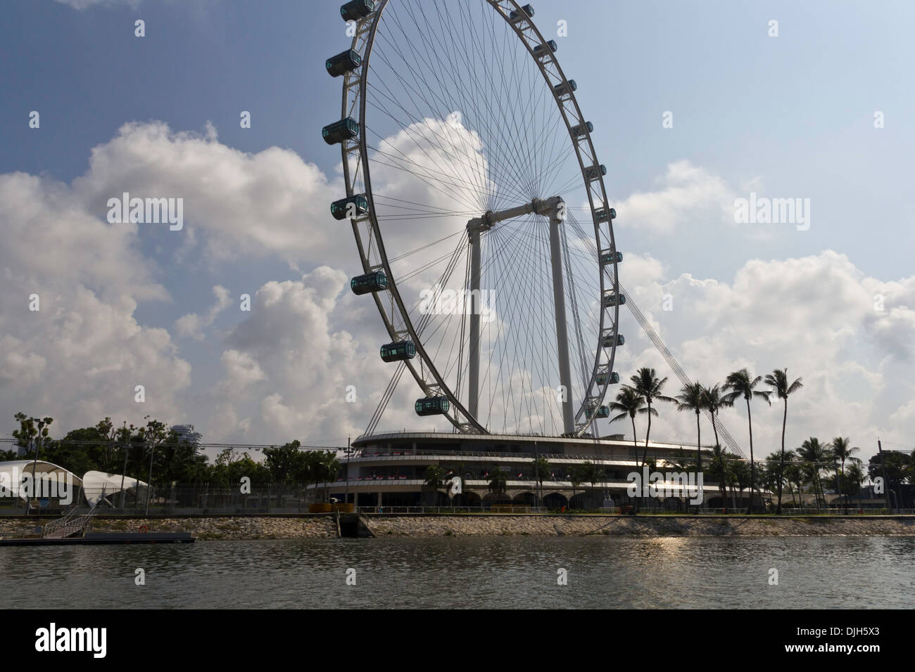 Partielle Struktur des Singapore Flyer und Wasser Reservoir in der Marina, mit Wolken am Himmel im Hintergrund Stockfoto