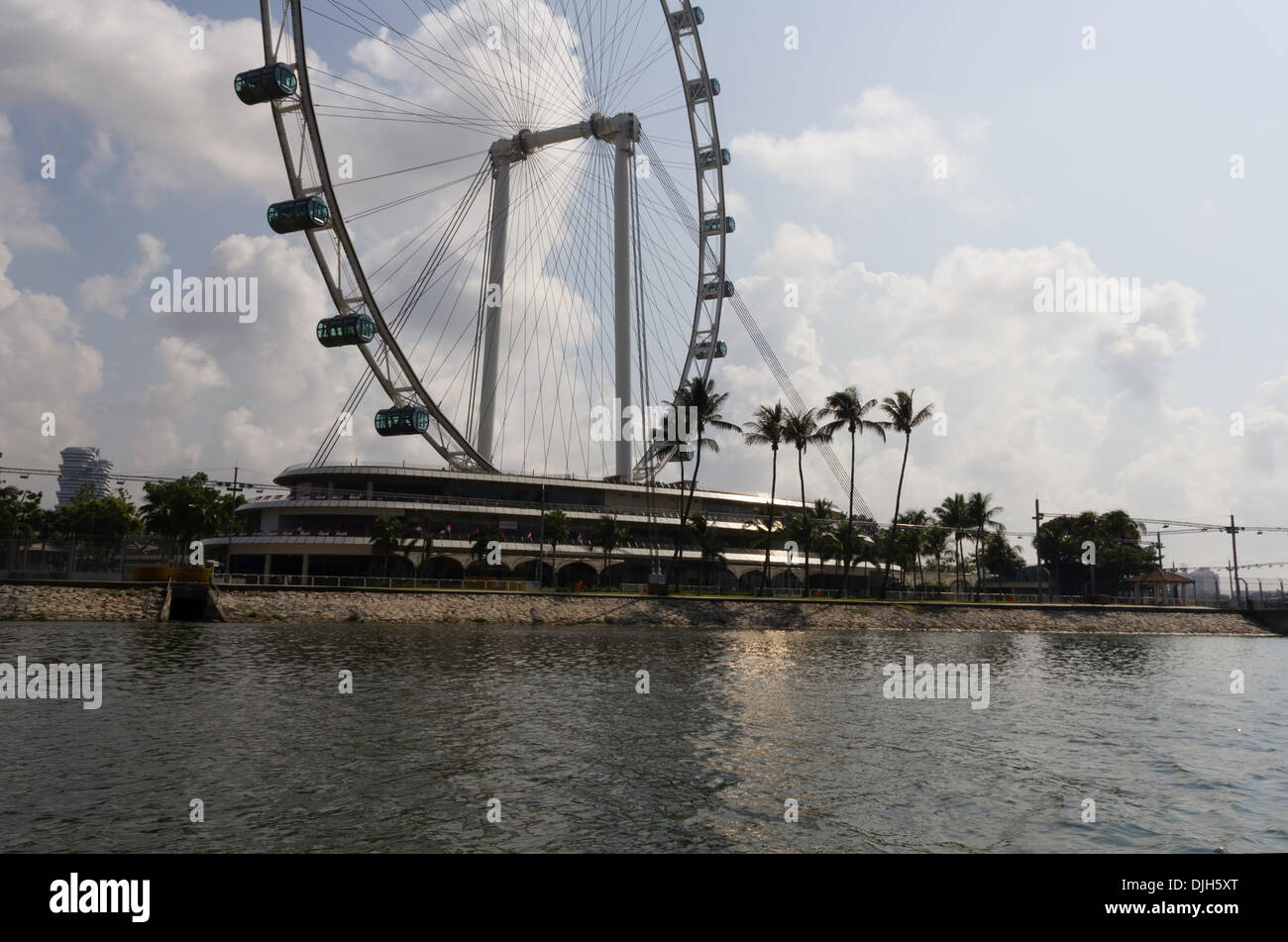 Partielle Struktur des Singapore Flyer und Wasser Reservoir in der Marina, mit Wolken am Himmel im Hintergrund Stockfoto