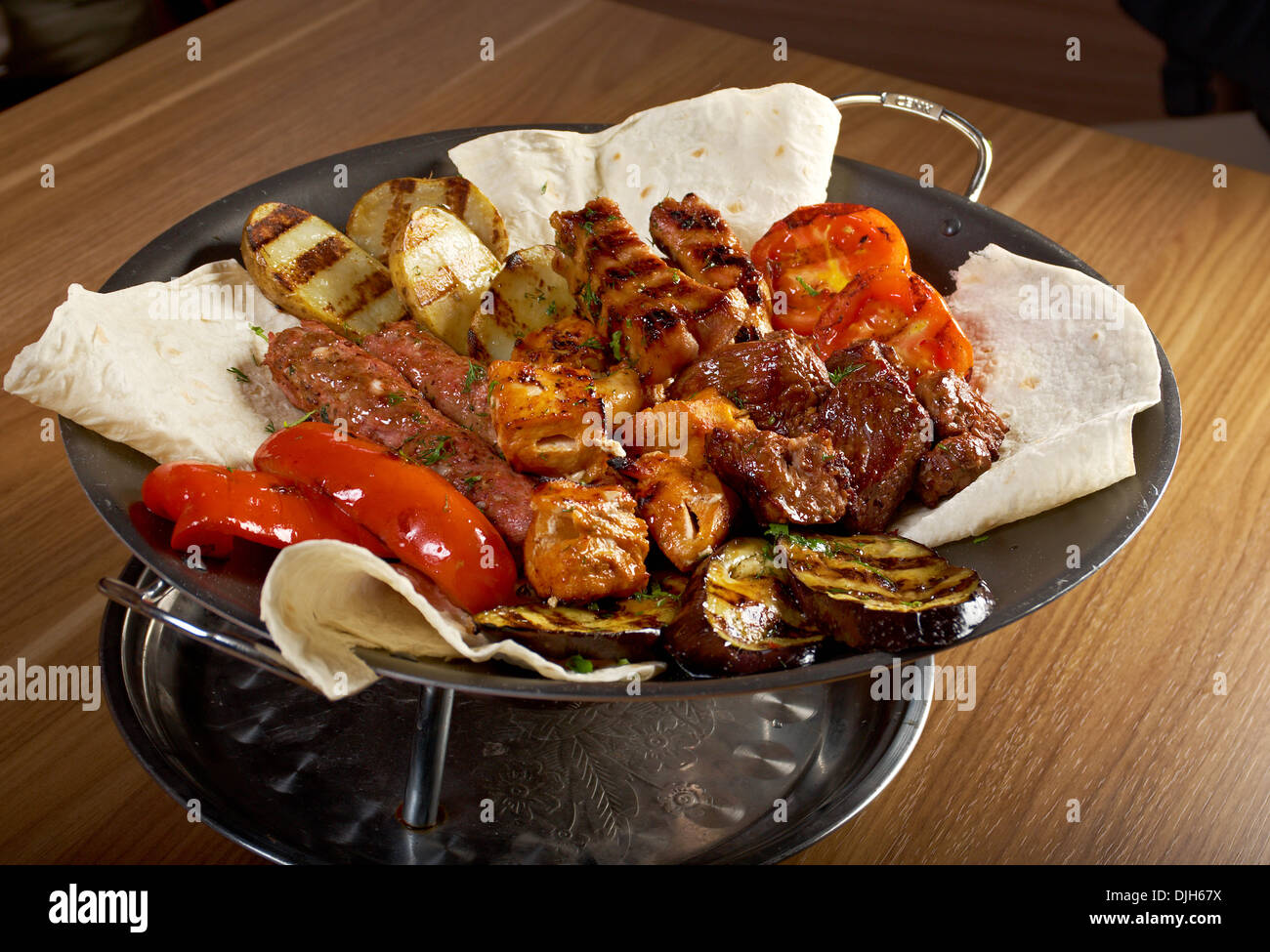 Schaschlik (Schaschlik). Verschiedene Arten Matte geröstet mit Gemüse closeup Stockfoto