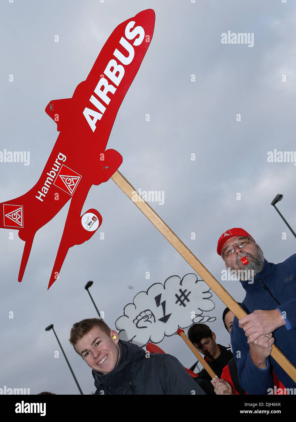 Hamburg, Deutschland. 28. November 2013. Airbus-Mitarbeiter protestieren gegen Kürzungen bei den Aktionstag der EADS in Hamburg, Deutschland, 28. November 2013. Foto: Axel Heimken/dpa Stockfoto