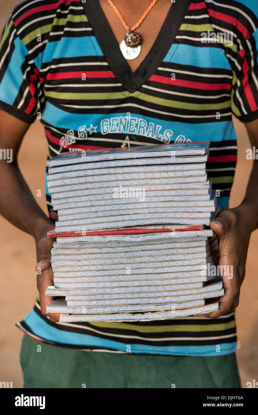 Indischen jungen Schule Textbücher tragen. Andhra Pradesh, Indien Stockfoto