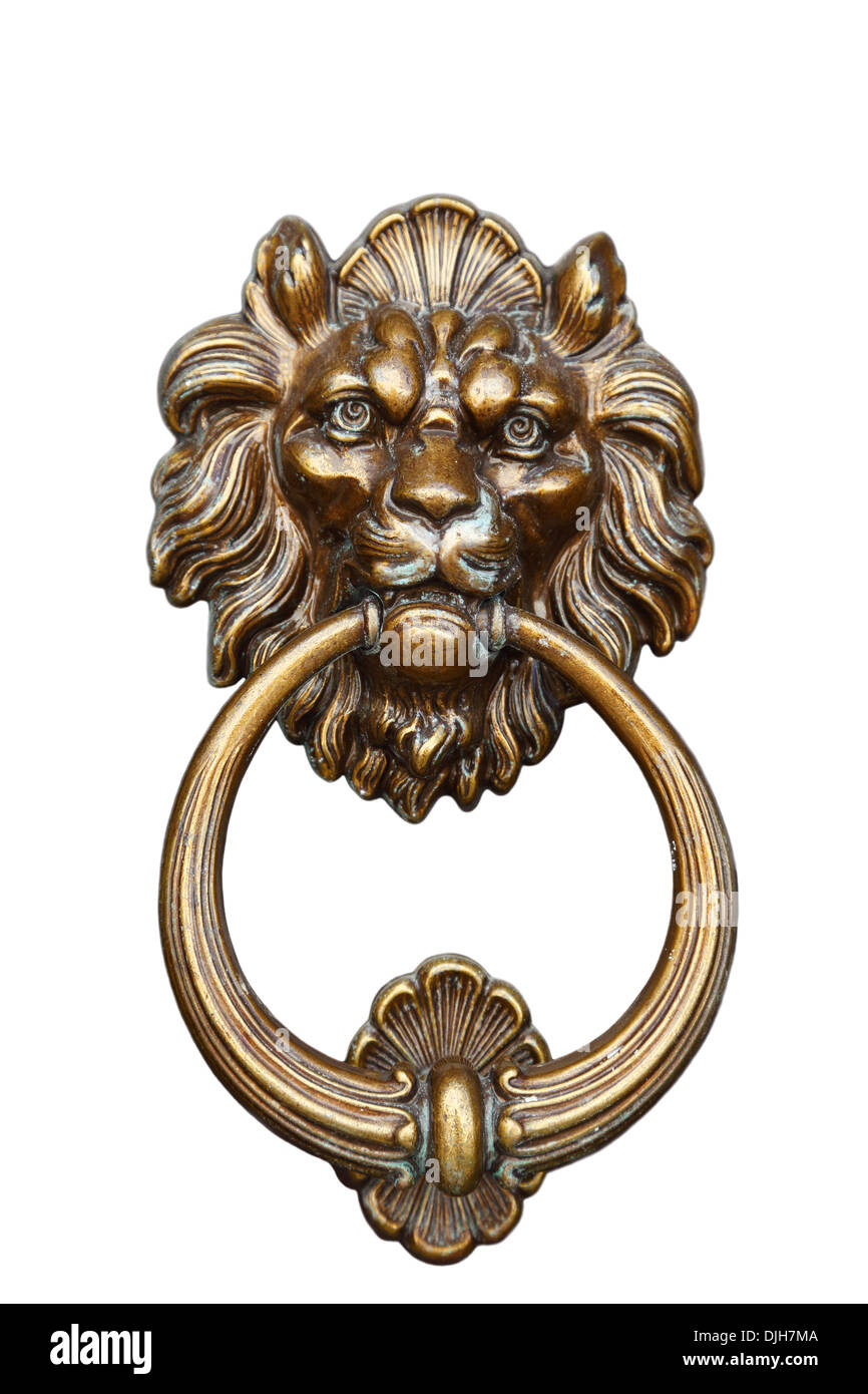 alte Türklinke mit dem Kopf eines Löwen und einem Eisenring Stockfoto