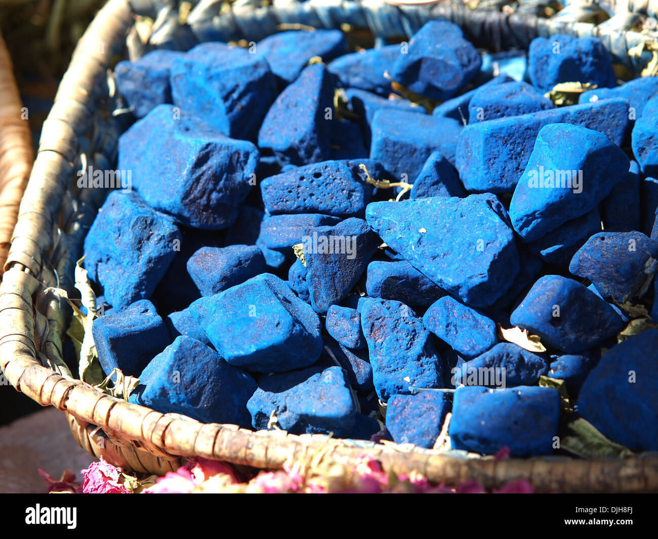 Blöcke der indigo Farbe auf Markt in Marokko Stockfotografie - Alamy