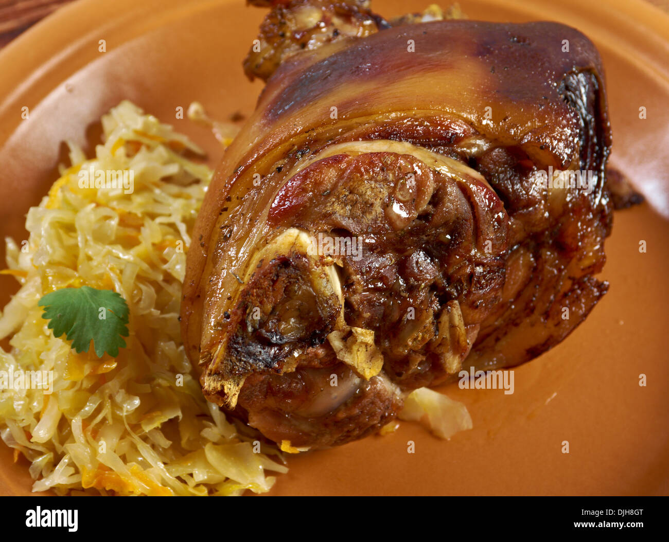 Berliner Eisbein.grilled Eisbein mit sauerkraut Stockfotografie - Alamy