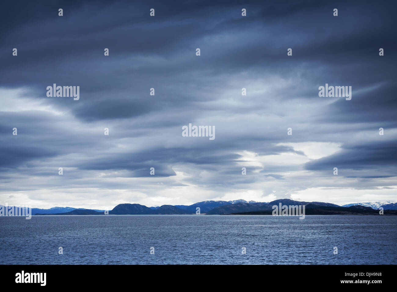 Dunkel blau stürmischen Wolken über die Küstenfelsen. Leere norwegischen See Landschaft Stockfoto