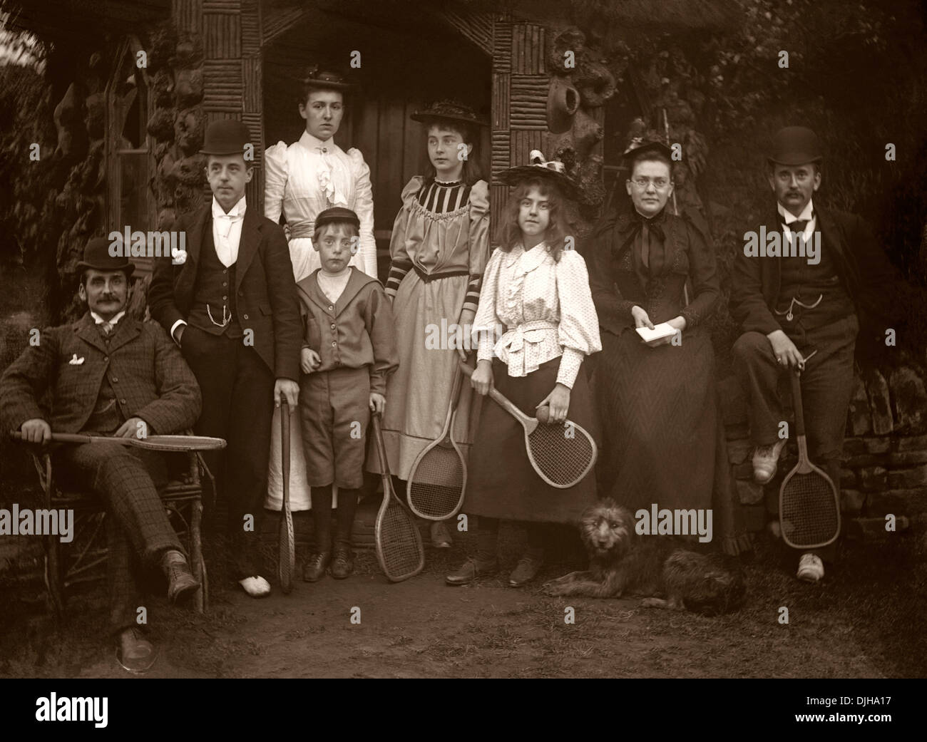 Eine Gruppe von Tennisspielern in der viktorianischen oder edwardianischen Ära um 1900. Intelligente Kleidung für die Wiedergabe von Sport, einschließlich Hüte! Stockfoto