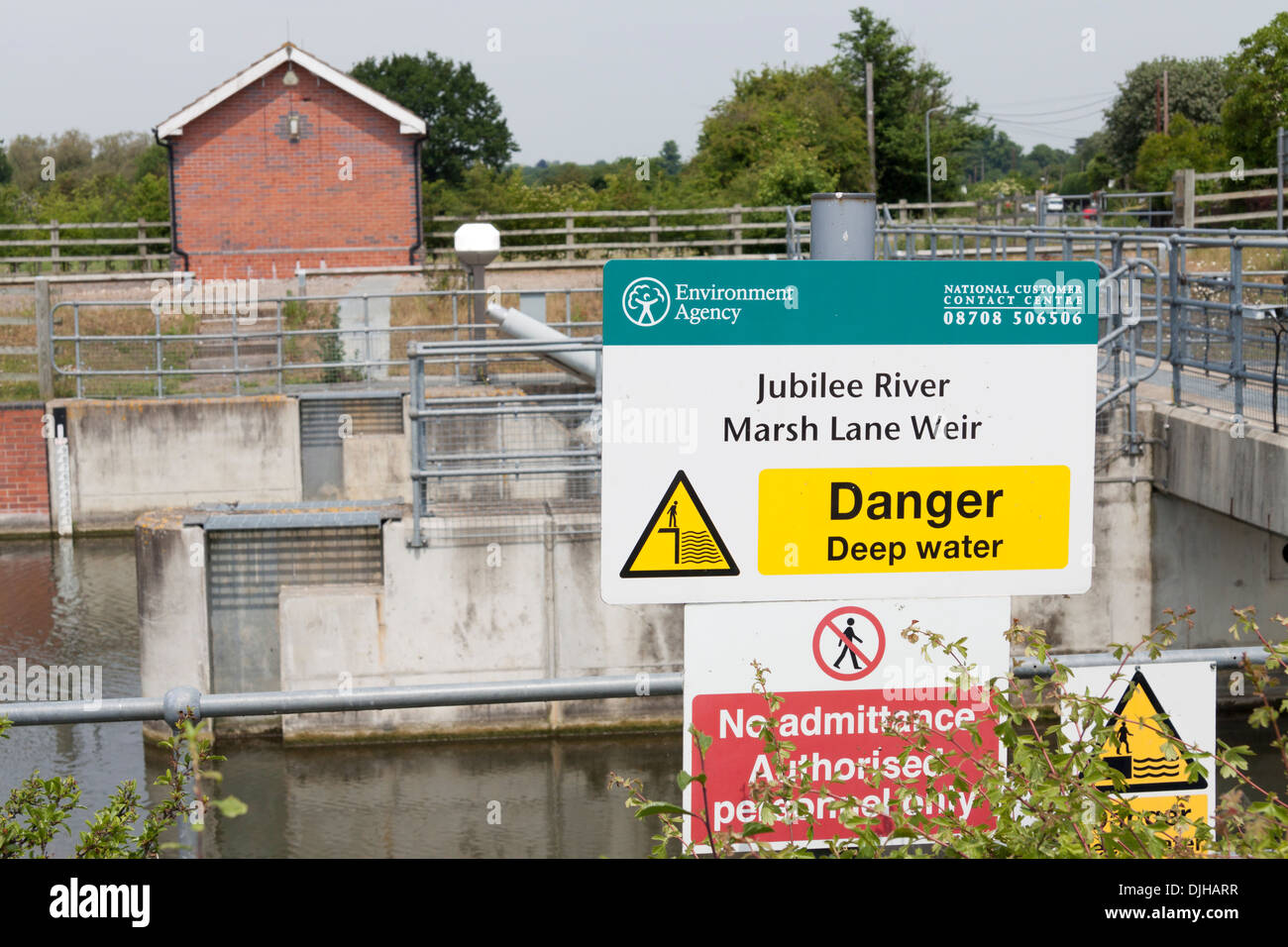 Jubilee River, Marsh Lane Weir, Warnzeichen, England, UK Stockfoto