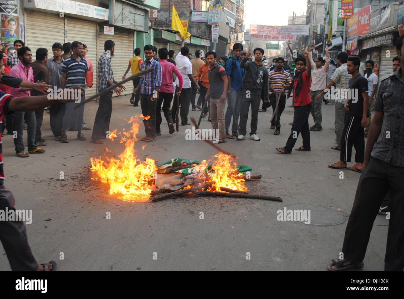 Dhaka, Bangladesch. 28. November 2013. Anhänger der Bangladesh Jamaat-e-Islami Partei zündeten während der landesweiten Transport-Blockade gegen die Ankündigung des Zeitplans der 10. Parlament Umfrage in Dhaka, Bangladesch, 28. November 2013. Anti-Regierungs-Demonstranten gingen auf die Straße und Schlachten mit Gesetzeshüter in vielen Bezirken von Bangladesch, kämpfte, als das größte Oppositionsbündnis für den dritten Tag bundesweit Blockade durchgesetzt, die breite ausgelöst verbreitet Gewalt, "behauptete 18 Leben." Bildnachweis: Shariful Islam/Xinhua/Alamy Live-Nachrichten Stockfoto