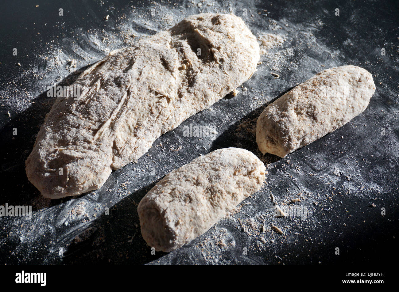 Ciabatta-Brote fertig für den Ofen Stockfoto