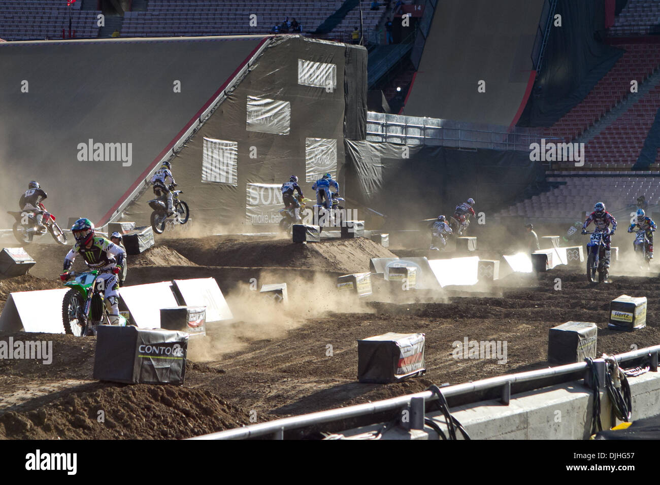 29. Juli 2010 - Los Angeles, CA, Vereinigte Staaten von Amerika - 29. Juli 2010: Super X-Racer zu manövrieren, um die große Luft-Rampe im LA Coliseum.  Josh Hansen (1) Blei 10 der 15 Runden im Moto X Super X bei den X Games.  Er wurde von Josh Grant (33) in der 11. Runde überliefert, die fuhr fort, um das Rennen zu gewinnen.  Hansen landete auf dem dritten Platz.  Los Angeles, Kalifornien.  Obligatorische Credit: Josh Kapelle / Sout Stockfoto