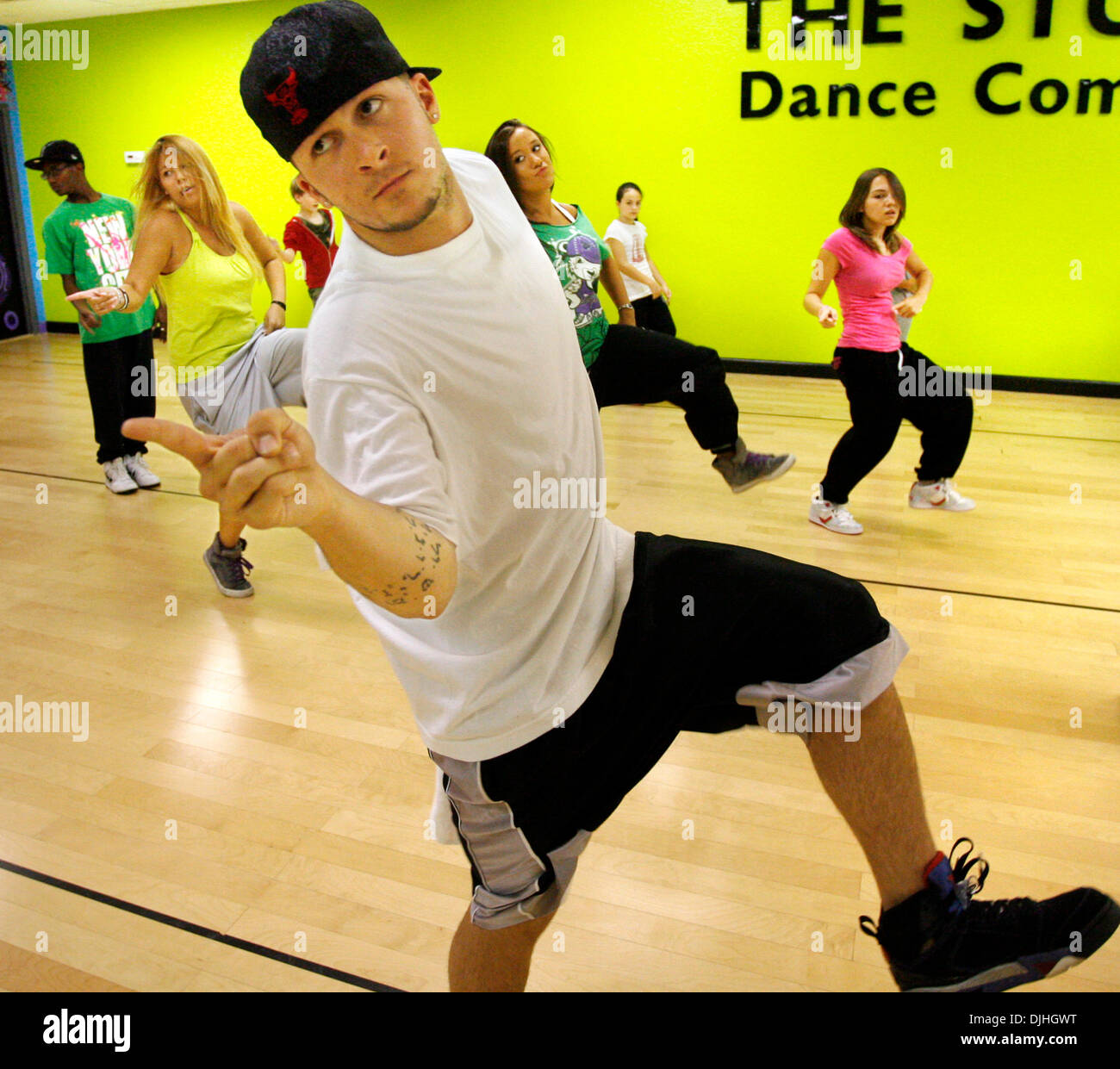 30. Juli 2010 - Clearwater, FL, USA - DOUGLAS R. CLIFFORD | Zeiten. NP 326284 CLIF DANCER 2 Freitag (30.07.2010) CLEARWATER Chase Benz (CQ), 23, von Los Angeles, Kalifornien, Werke durch einen Teil der Choreographie, die er erstellt für Rihannas Song Rehab während des Unterrichts eine Master Class am Freitag im Studio Dance Co. in Clearwater. Benz tourt mit Rihanna als ihr Tanz-Kapitän und Stockfoto