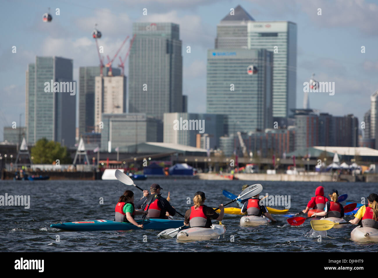 Kanuten mit London Dockland Stadt Skyline im Hintergrund Stockfoto