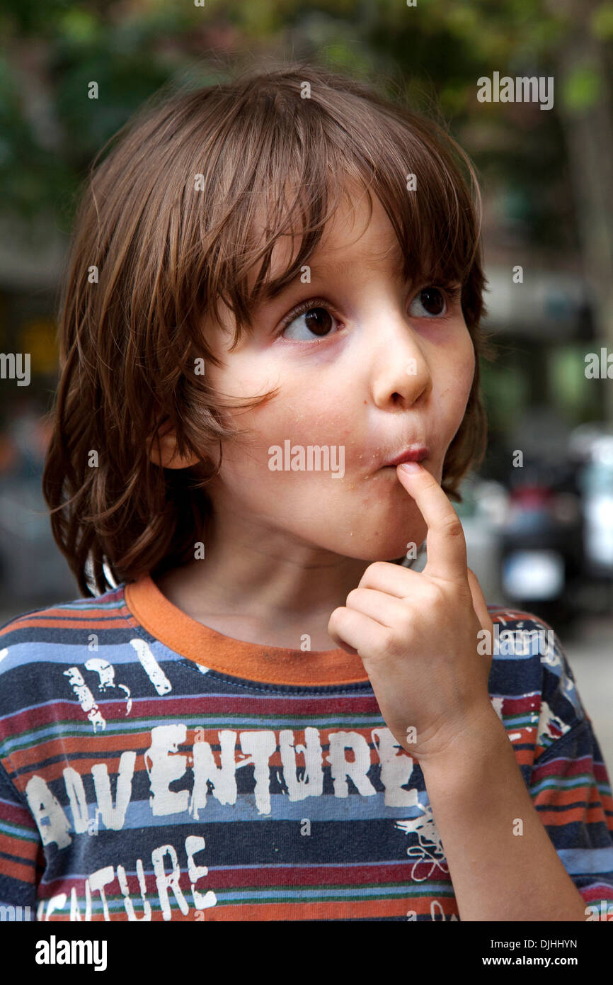 Fünf Jahre alter Junge er seinen Finger in den Mund. Stockfoto