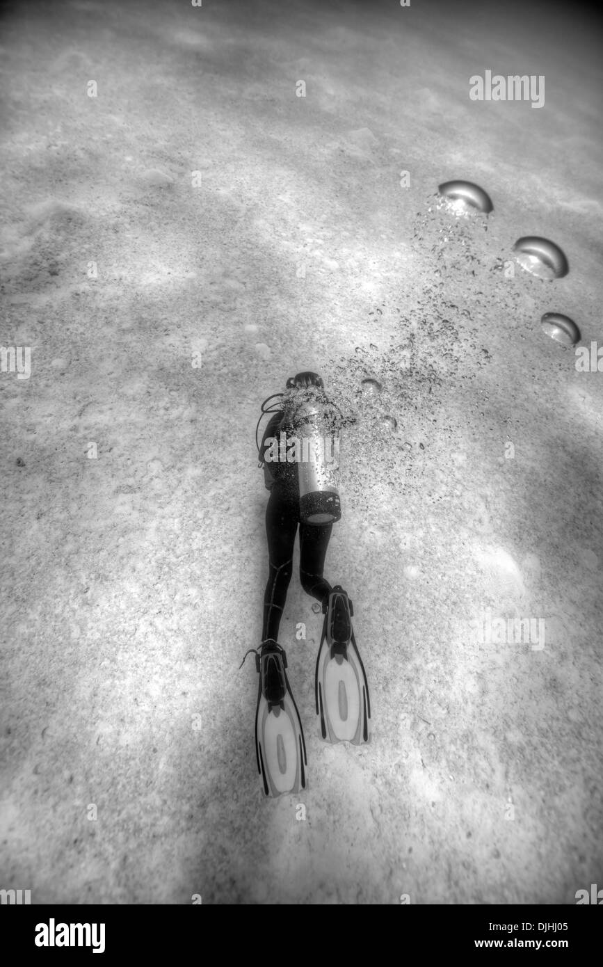 Taucher auf dem sandigen Meeresboden. Bahamas. Stockfoto