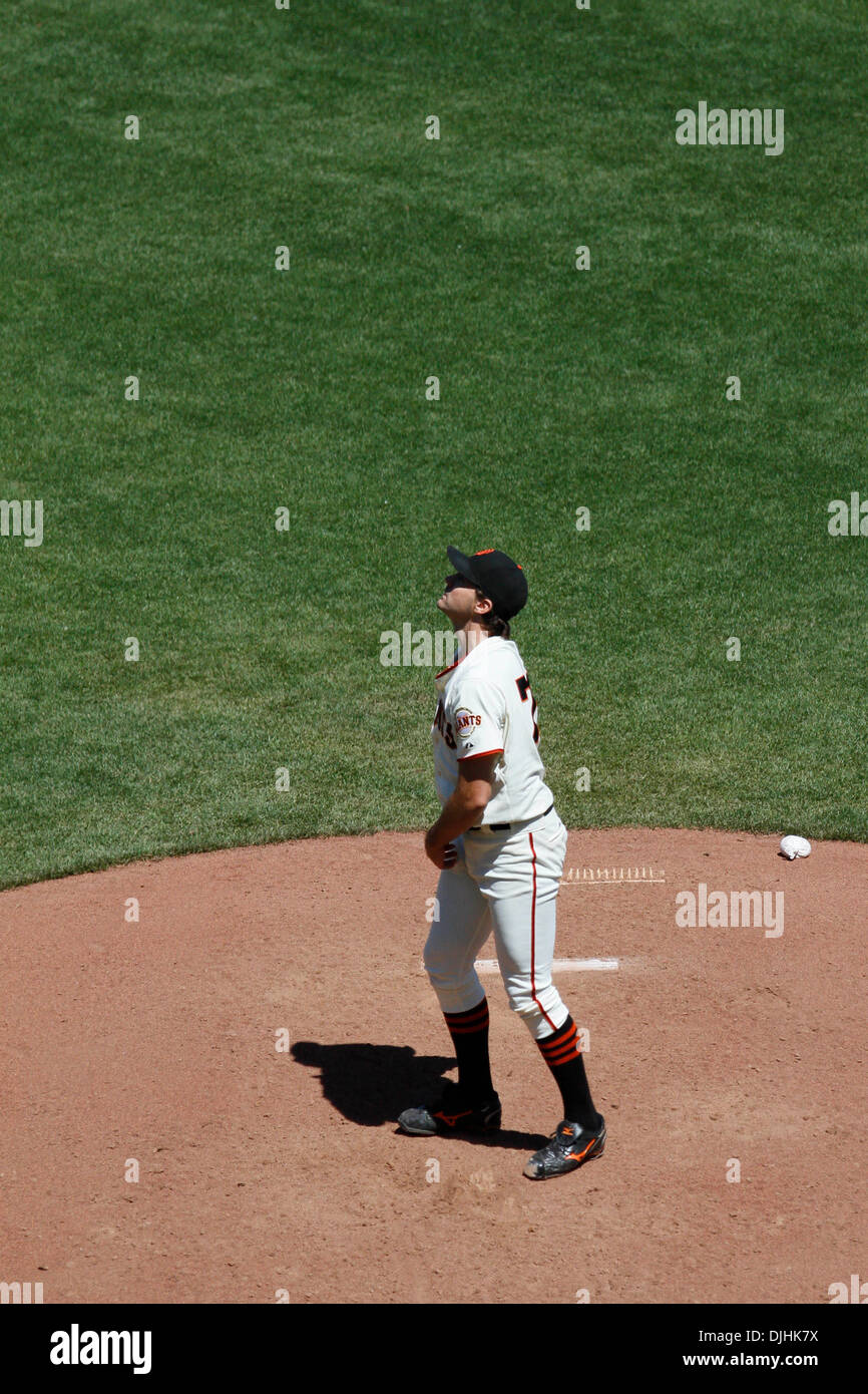 31. Juli 2010 - San Francisco, California, Vereinigte Staaten von Amerika - 31. Juli 2010: San Francisco, Kalifornien: San Francisco Giants beherbergt die Los Angeles Dodgers.  San Francisco Giants starten Pitcher Barry Zito (75) sieht das Haus von Los Angeles Dodgers dritte Baseman Casey Blake (23) laufen.  San Francisco Giants gewinnen das Spiel 4: 2.  Obligatorische Credit: Dinno Kovic / Southcreek Global M Stockfoto