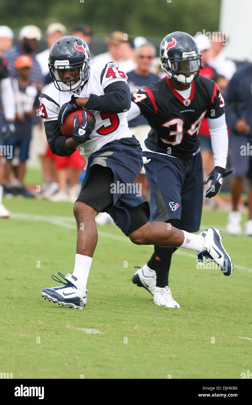 31. Juli 2010 - Houston, Texas, Vereinigte Staaten von Amerika - 31. Juli 2010: Houston Texans laufen wieder Ben Tate (43) läuft der Ball während der offensive Bohrer. Die Houston Texans hatte ihren zweiten Tag des Trainingslagers 2010 an die im methodistischen Training Center, Houston, Texas... Obligatorische Credit: Luis Leyva/Southcreek Global (Kredit-Bild: © Southcreek Global/ZUMApress.com) Stockfoto