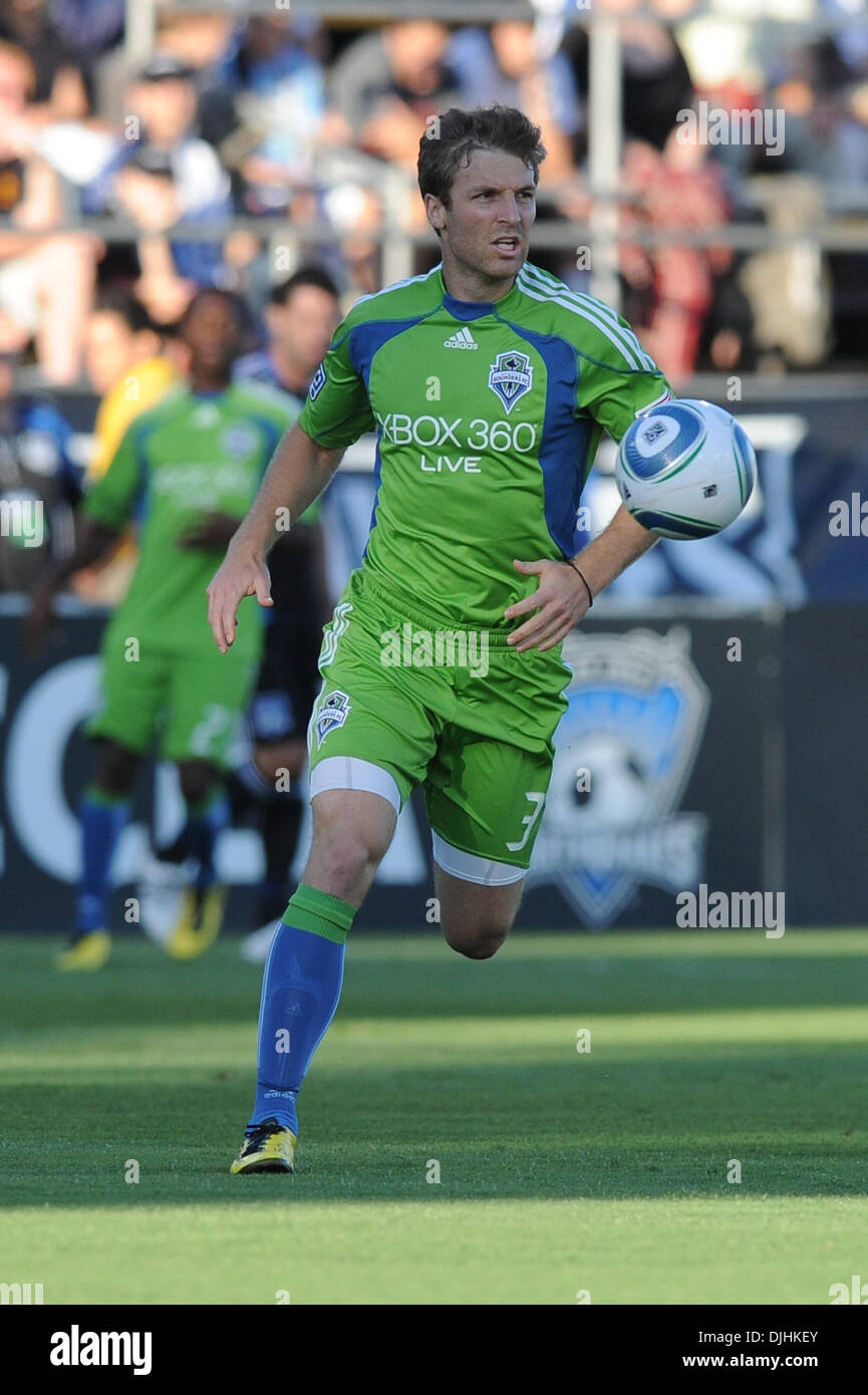31. Juli 2010 - Santa Clara, Kalifornien, Vereinigte Staaten von Amerika - 31. Juli 2010: Seattle Sounders D Jeff Parke (31) steuert den Ball während des MLS-Spiels zwischen der San Jose Earthquakes und die Seattle Sounders Buck Shaw Stadium in Santa Clara, Kalifornien.  Die besuchenden Sounders gewann 1: 0 und die zweite jährliche Heritage Cup abgeholt... Obligatorische Credit: Matt Cohen / Southcreek (Rahmenkredit Stockfoto