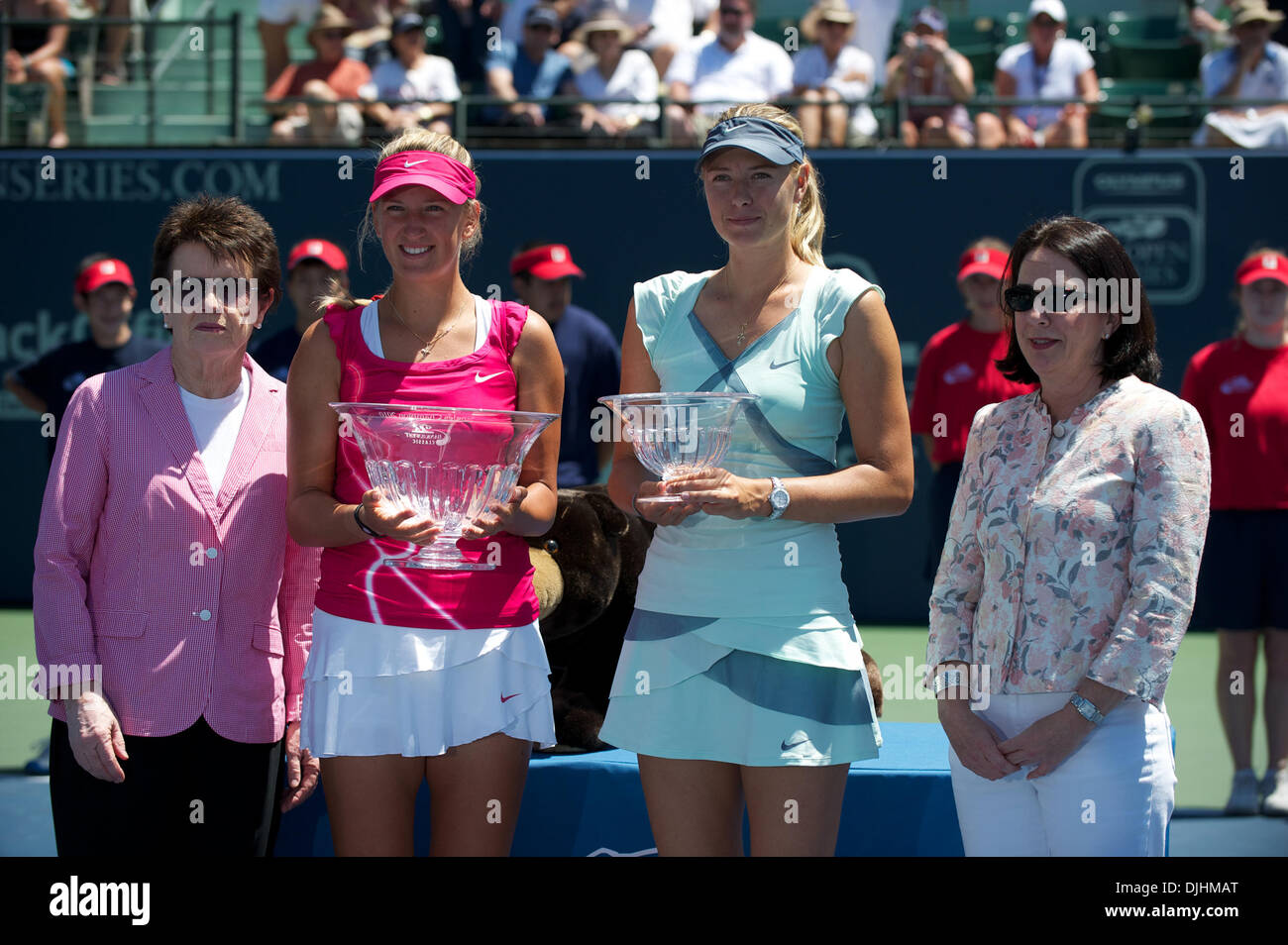 1. August 2010 - Stanford, Kalifornien, Vereinigte Staaten von Amerika - 1. August 2010: Victoria Azarenka (BLR) und Maria Sharapova (RUS) stellen mit Tennis-Legende Billie Jean King (L) und Bank of West COO Maura Markus nach dem Finale der Bank of West Classic die Taube Familie Tennis Center in Stanford, Kalifornien.  Azarenka schlagen Sharapova 6-4, 6-1 gewinnen ihren ersten Einzel-Titel von der Stockfoto