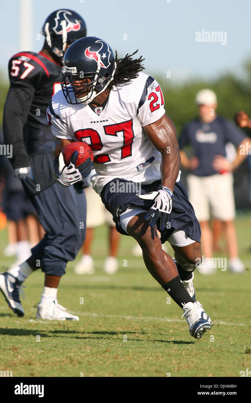 1. August 2010 - Houston, Texas, Vereinigte Staaten von Amerika - 1. August 2010: Houston Texans laufen wieder Chris Henry (27) die Hand zieht und sieht für das Loch. Die Houston Texans hatte ihren dritten Tag des Trainingslagers 2010 an die im methodistischen Training Center, Houston, Texas... Obligatorische Credit: Luis Leyva/Southcreek Global (Kredit-Bild: © Southcreek Global/ZUMApress.com) Stockfoto