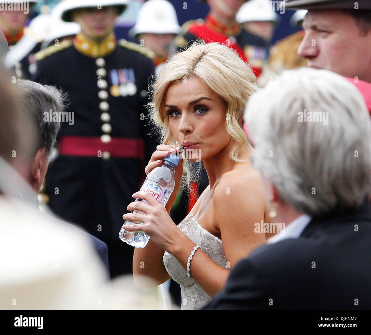 Katherine Jenkins trinkt etwas Wasser vor ihrer Leistung Epsom Derby Festival in Epsom Racecourse Epsom Surrey - 02.06.12 Stockfoto