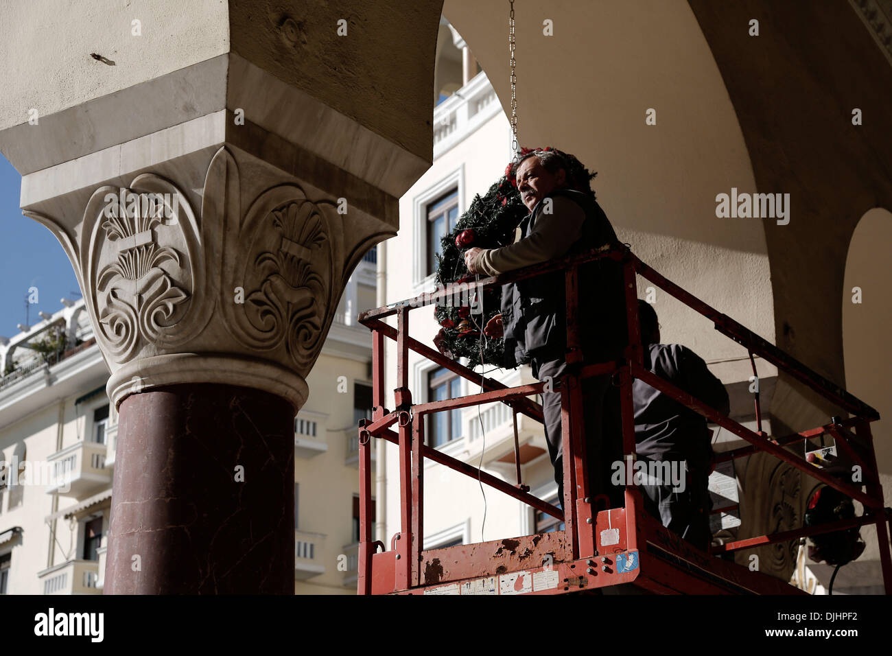 Thessaloniki, Griechenland. 28. November 2013. Zwei Männer anziehen 28. November 2013 Weihnachtsschmuck in der Fassade eines Hotels in Aristoteles Platz in Thessaloniki. Bildnachweis: Konstantinos Tsakalidis/Alamy Live-Nachrichten Stockfoto