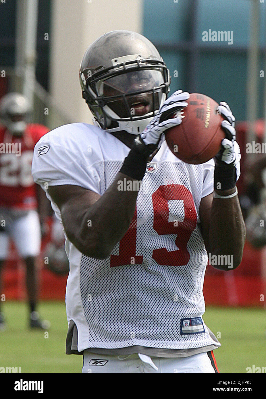 2. August 2010 - Tampa, FL, USA - SP 326237 KEEL BUCS. SCOTT KEELER |  Zeiten. (02.08.2010 TAMPA) 19.  Tampa Bay Buccaneers Receiver Mike Williams, (19), macht einen Haken in der Praxis Montag bei einem Buc Ort.   SCOTT KEELER | Zeiten (Kredit-Bild: © St. Petersburg Times/ZUMApress.com) Stockfoto