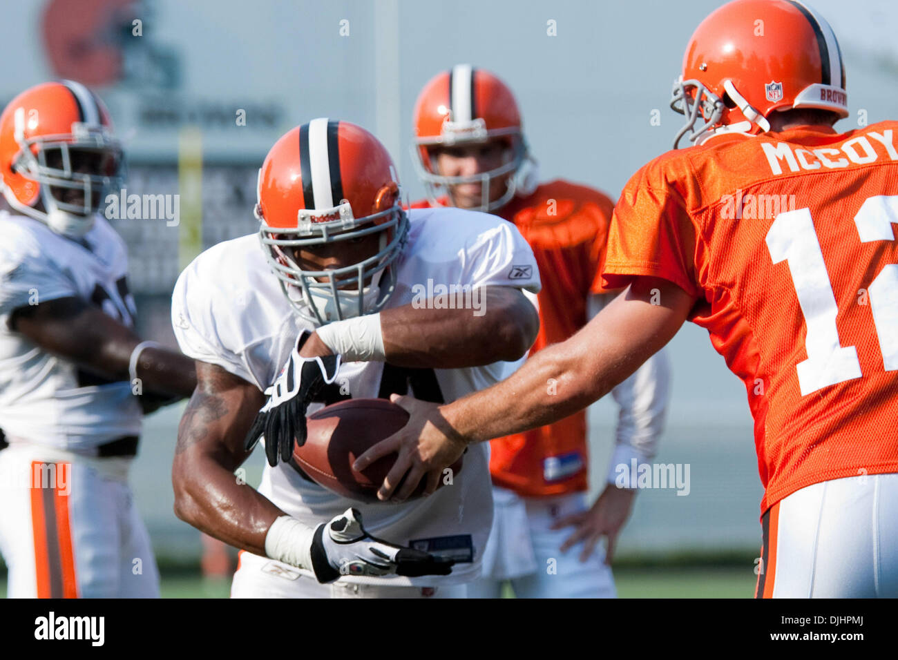 2. August 2010 - Berea, Ohio, Vereinigte Staaten von Amerika - 2. August 2010: Cleveland Browns quarterback Colt McCoy (12) Hände weg zu Runningback Chris Jennings (34) bei den Abend-Session die Cleveland Browns 2010 NFL-Trainingslager in Berea, OH.  Obligatorische Credit - Frank Jansky / Southcreek Global. (Kredit-Bild: © Southcreek Global/ZUMApress.com) Stockfoto