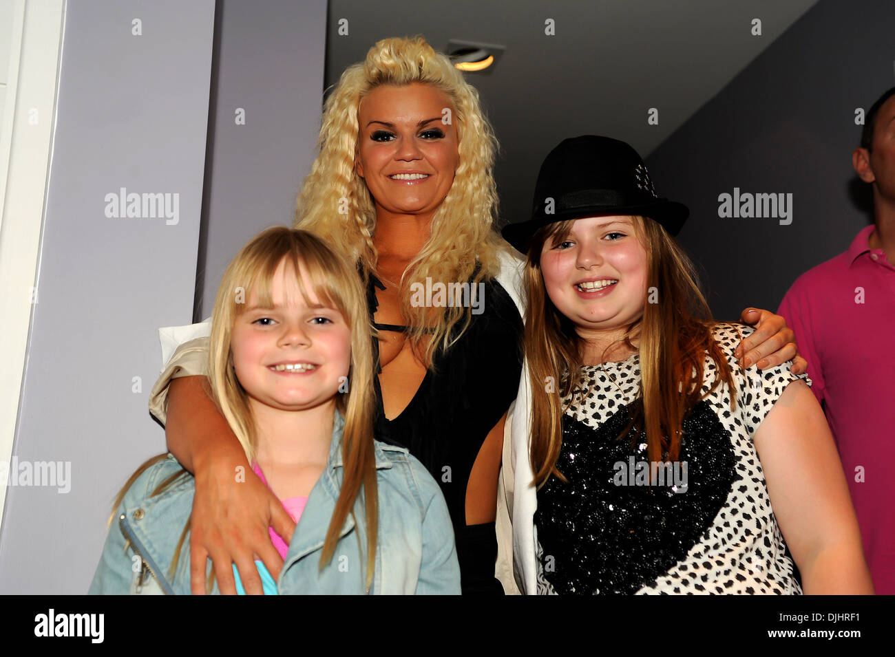 Kerry Katona Und Ihren Tochtern Molly Marie Mcfadden Und Lilly Sue Mcfadden Birmingham Gay Pride 2012 In Birmingham Stockfotografie Alamy