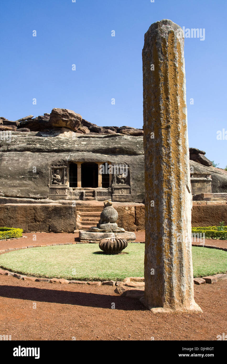 Großer Steinsäule vor Ravan Pahadi cave Tempel in Aihole in Bagalkot Bezirk, Karnataka, Indien, Asien Stockfoto