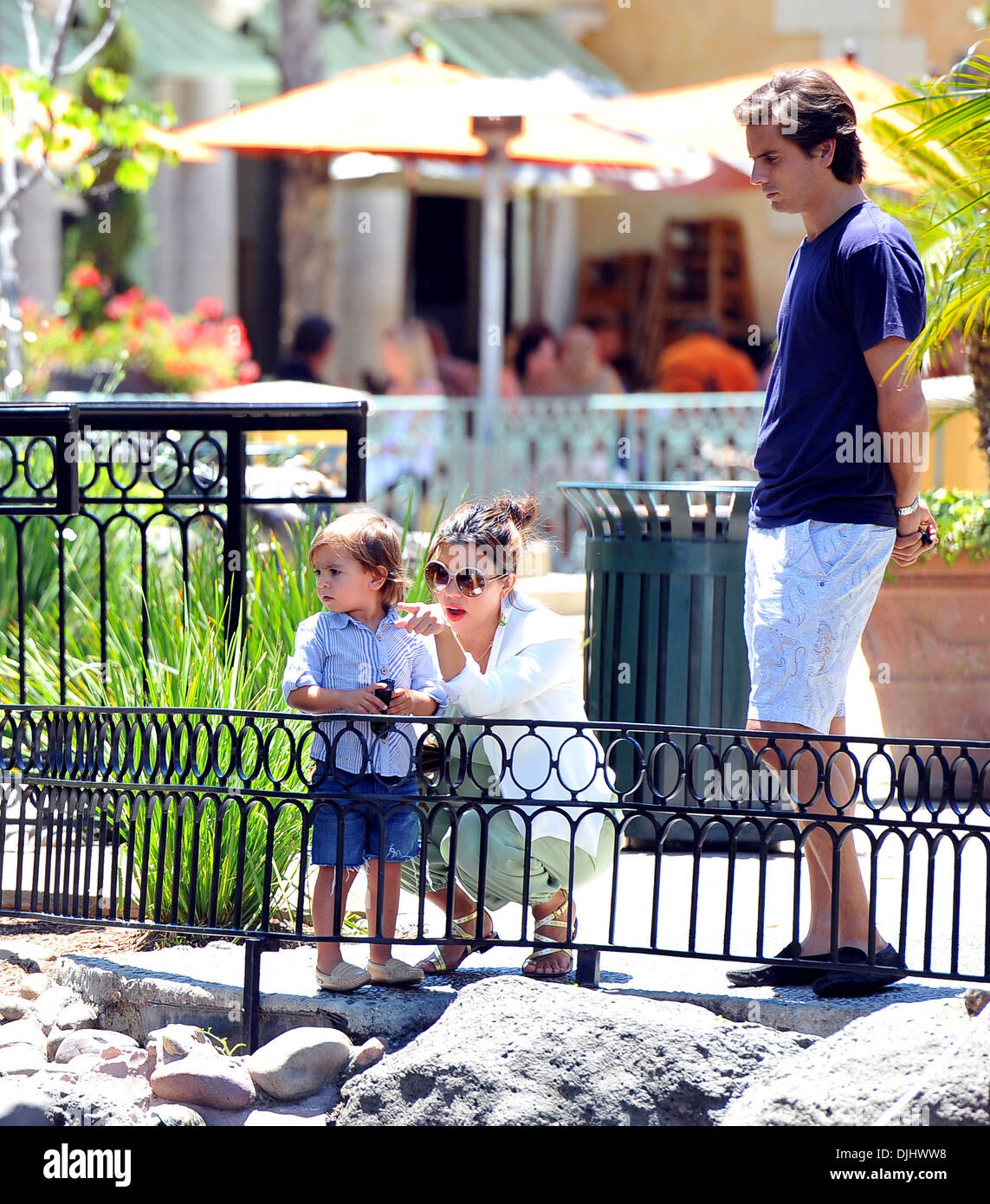 Schwanger Kourtney Kardashian genossen einen Spaß am Nachmittag im Park mit Scott Disick und ihre 2 Jahre alten Sohn Mason Calabasas Stockfoto