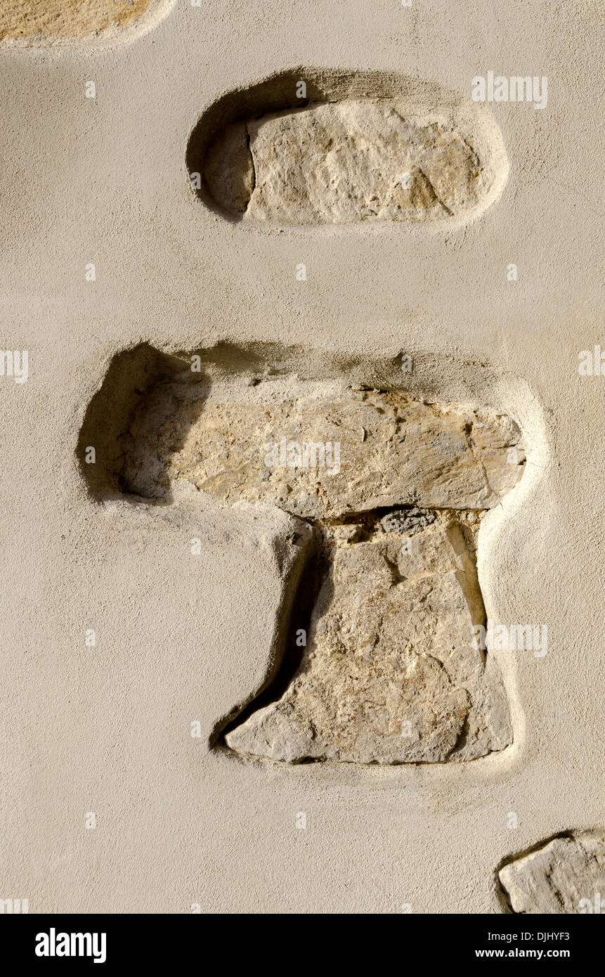 Steinen in den Putz der Wand eingebettet Stockfoto