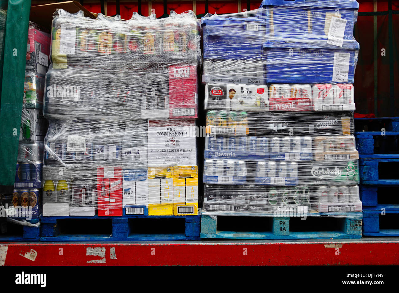 Alkoholische Getränke auf einem LKW gestapelt während der Lieferung an ein Geschäft in England, Großbritannien Stockfoto