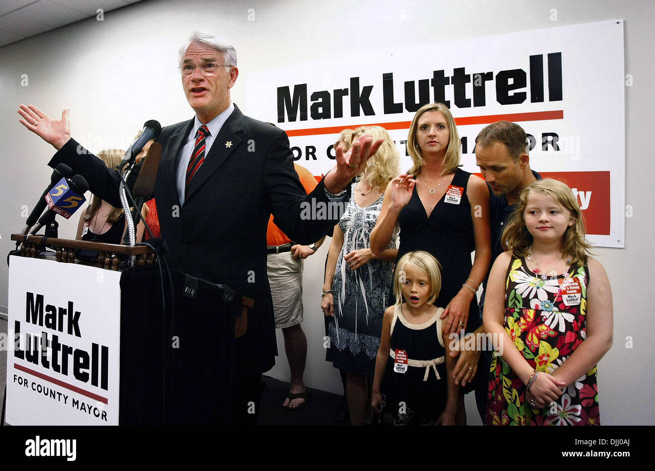 5. August 2010 - grüßt Memphis, TN, USA - 5. August 2010 - Shelby County Bürgermeisterkandidat Mark Luttrell zusammen mit seiner Familie seine Fans nach dem Spiel gegen amtierende Bürgermeister Joe Ford. Ein Defizit von 58 bis 42 Prozent sehen berufen, die meisten der Abend, interim Shelby County Bürgermeister Joe Ford seinen republikanischen Gegner, Mark Luttrell, heute Abend Rennen des Bürgermeisters zugestehen. (Bild Kredit: Stockfoto