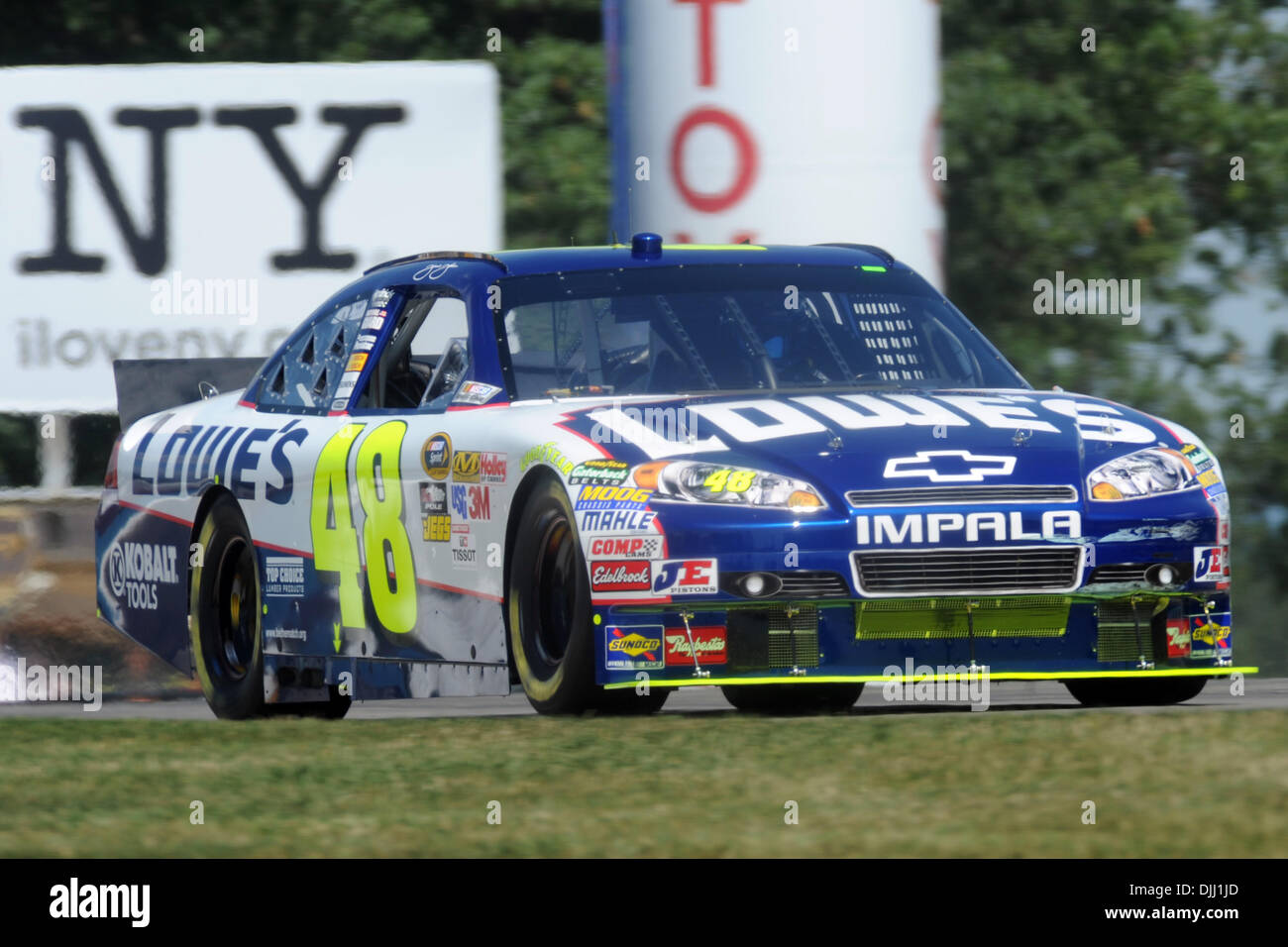 6. August 2010 - Watkins Glen, New York, Vereinigte Staaten von Amerika - 6. August 2010: JIMMY JOHNSON Piloten der Lowe Chevrolet rund um den Kurs in Watkins Glen, New York Übles zuliebe! Sauerrahm-Dips in der Glen... Obligatorische Credit: Michael Johnson / Southcreek Global (Kredit-Bild: © Southcreek Global/ZUMApress.com) Stockfoto