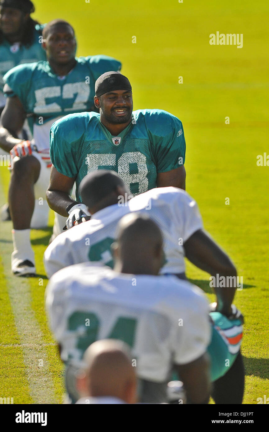 6. August 2010 - Davie, Florida, Vereinigte Staaten von Amerika - 6. August 2010: Miami Dolphins LB Karlos Dansby (58) erstreckt sich während des Trainings auf das Team-Trainingslager in Nova Southeastern University in Davie, Florida... Obligatorische Credit: Ron Hurst / Southcreek Global. (Kredit-Bild: © Southcreek Global/ZUMApress.com) Stockfoto