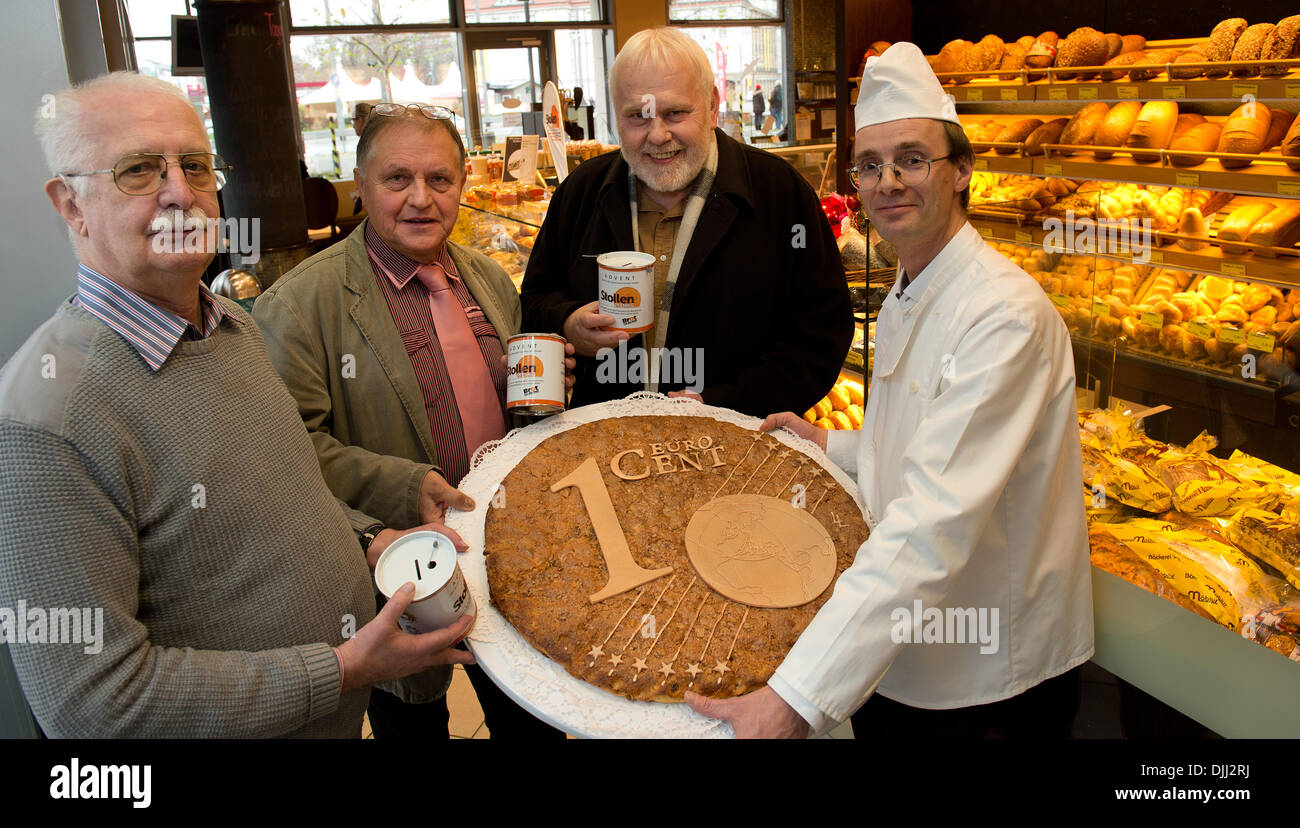 Dresden Deutschland 28 November 2013 Die Grundervater Der Sachsischen Stollen Penny Paster Friedbert Stoecker L R Ehemaliger Chef Der Sachsischen Backer Gilde Wolfgang Hesse Sanger Und Ebenfalls Gunther Emmerlich Und Manager Der Backerei