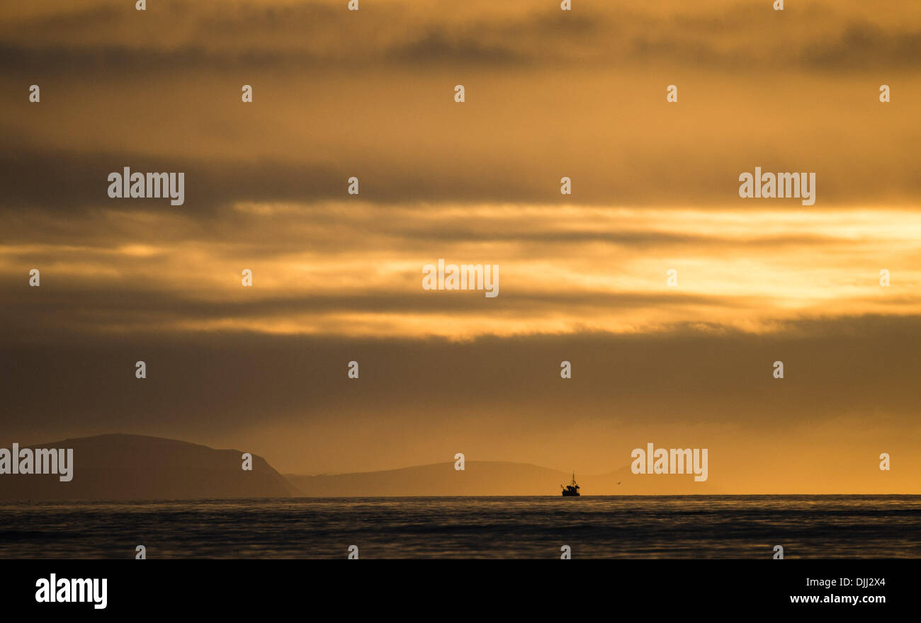Aberystwyth Wales UK, 28. November 2013 einsame kleine Küstenfischerei Boot zum Hafen von Aberystwyth zurück wie Dämmerung setzt sich über die Cardigan Bay auf West Küste von Wales UK Credit: Keith Morris/Alamy Live-Nachrichten Stockfoto