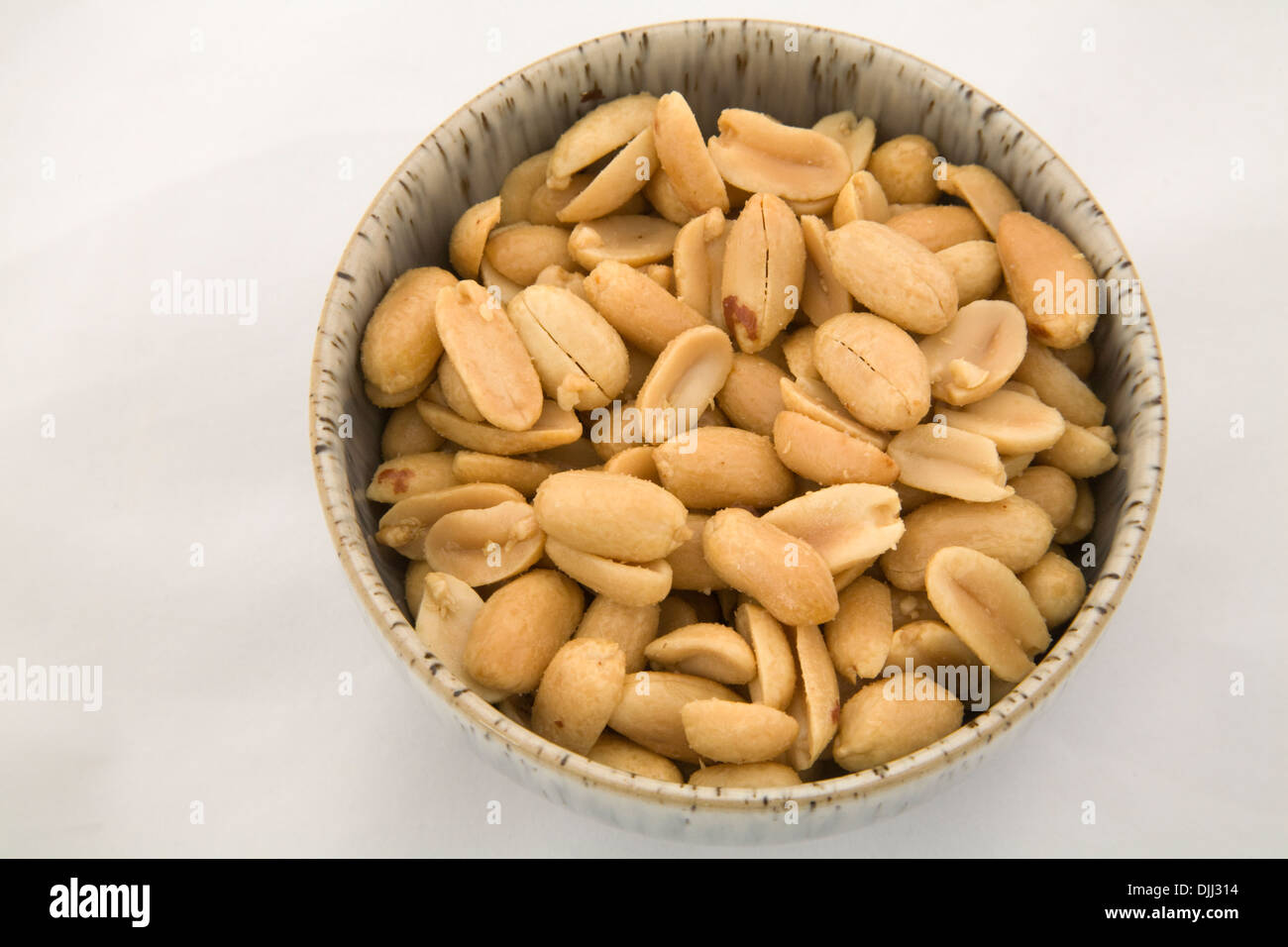 Close-up-Schale mit Öl geröstete gesalzene Erdnüsse zu Essen bereit Stockfoto