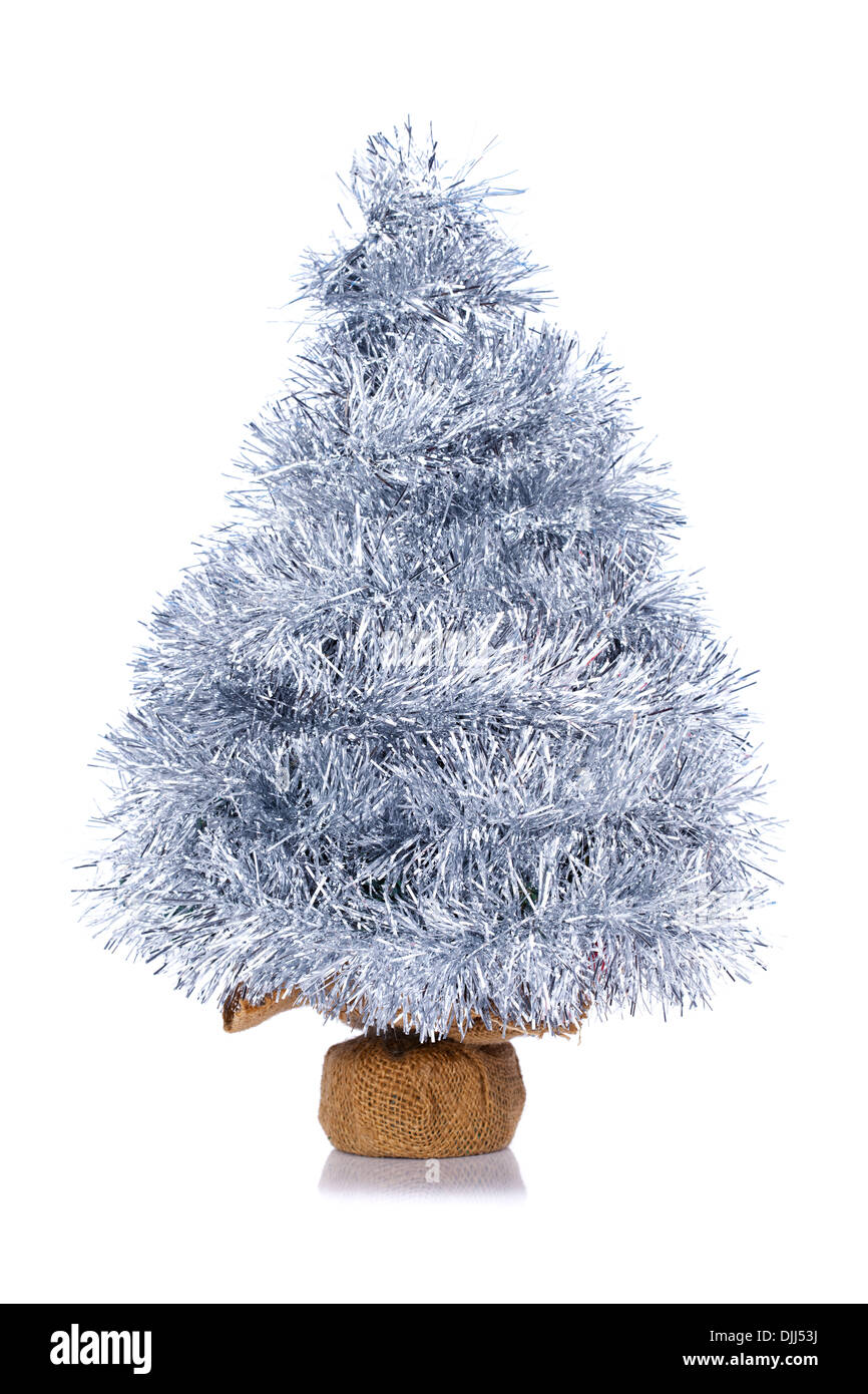 Kleiner Weihnachtsbaum gemacht Silber Kranz isoliert auf weißem Hintergrund Stockfoto