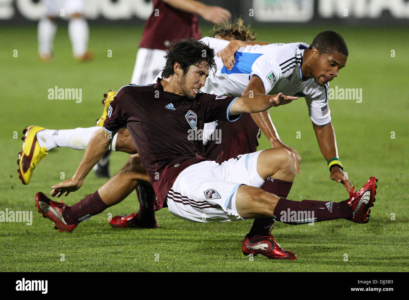 7. August 2010 - Commerce City, Colorado, Vereinigte Staaten von Amerika - 7. August 2010: Rapids Verteidiger KOSUKE KIMURA (27) wird mit Erdbeben Verteidiger RYAN JOHNSON (19) im Dick's Sporting gute Park in Commerce City, Colorado verheddert.  Colorado gewann das Spiel mit 1: 0. Obligatorische Credit: Evan Meyer / Southcreek Global (Kredit-Bild: © Southcreek Global/ZUMApress.com) Stockfoto