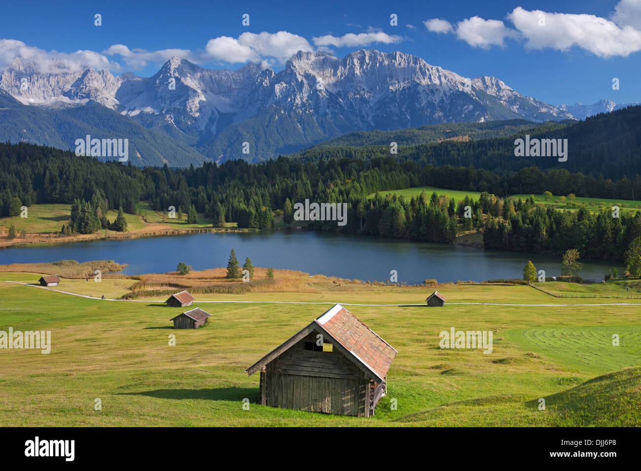 Das Karwendel-Gebirge und Hütten entlang See Gerold / Geroldsee in der Nähe von Mittenwald, Oberbayern, Deutschland Stockfoto