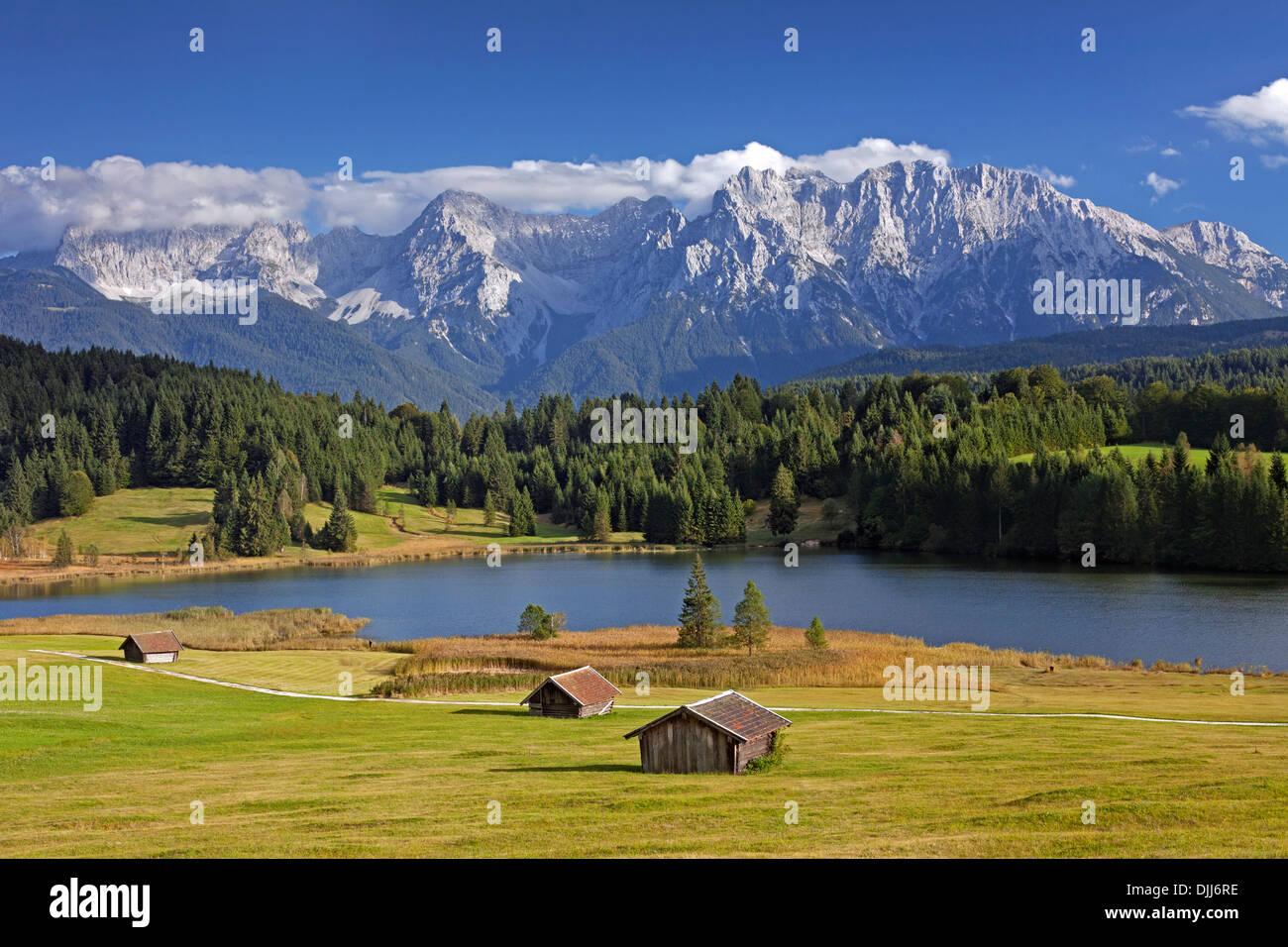 Das Karwendel-Gebirge und Hütten entlang See Gerold / Geroldsee in der Nähe von Mittenwald, Oberbayern, Deutschland Stockfoto