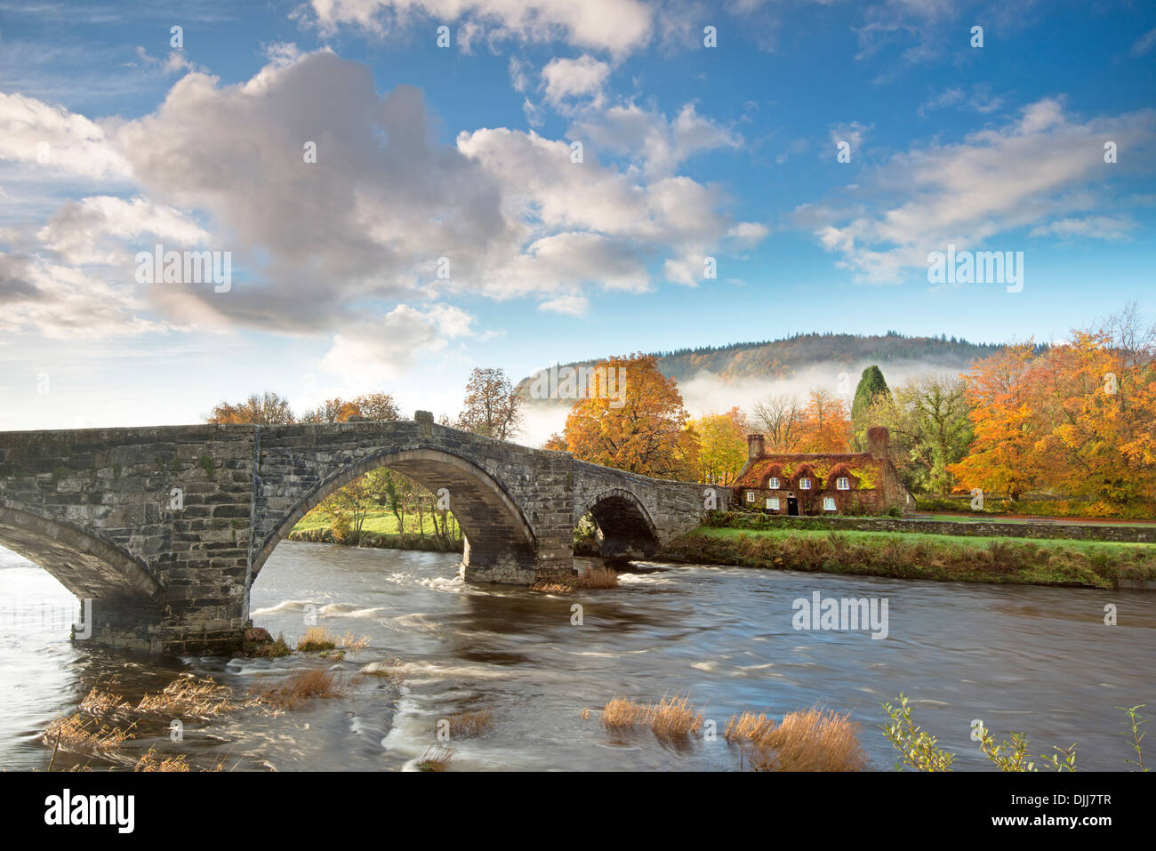 Pont Fawr (Inigo Jones Brücke) über den Fluss Conwy in Romanum mit Tu Hwnt i'r Bont (hinter der Brücke) Sat-TV. VEREINIGTES KÖNIGREICH. Stockfoto