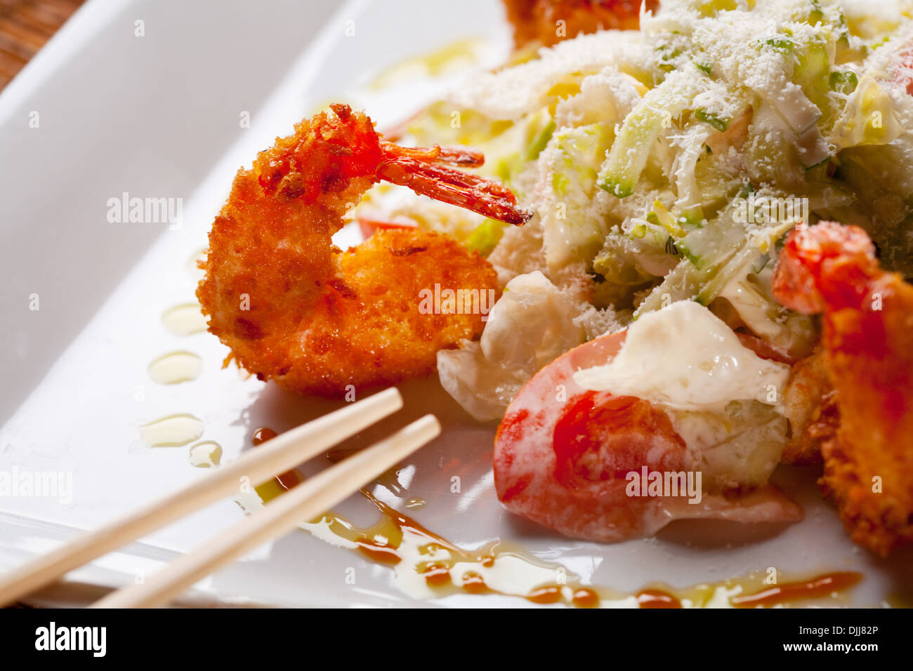 Garnelen Pommes mit japanischen Stäbchen. Stockfoto